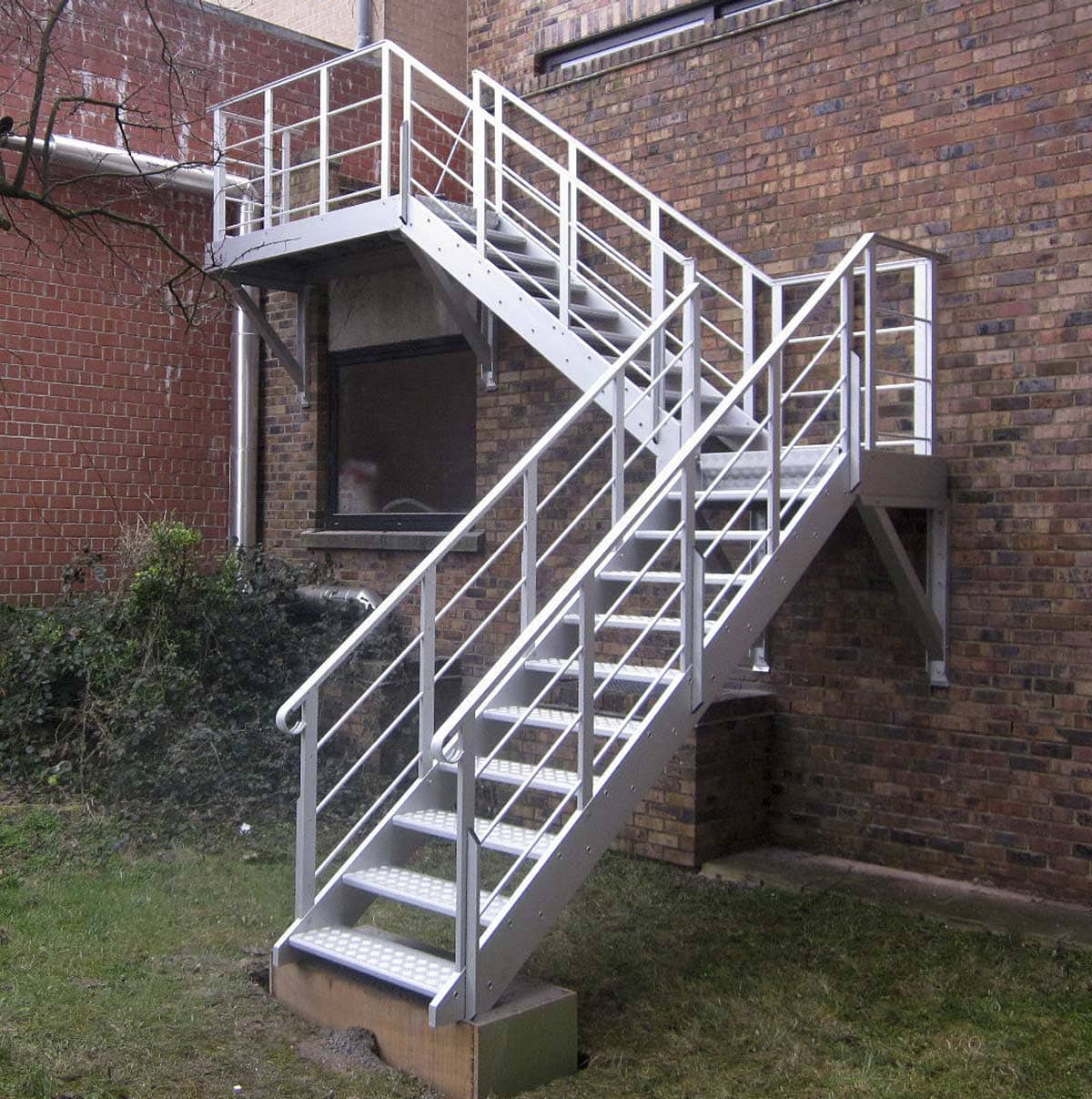 mẫu nhà 2 tầng cầu thang ngoài trời