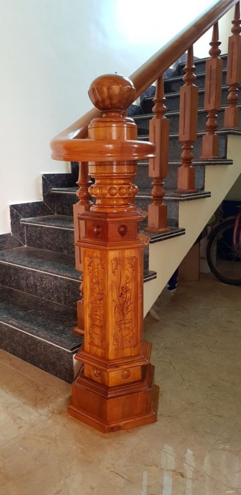 mẫu trụ cầu thang gỗ tân cổ điển