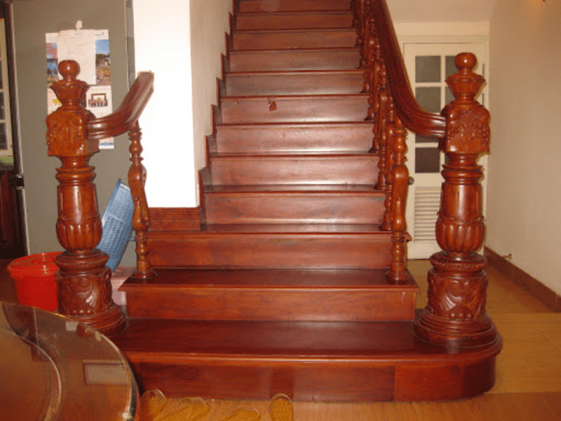 mẫu trụ cầu thang gỗ tân cổ điển